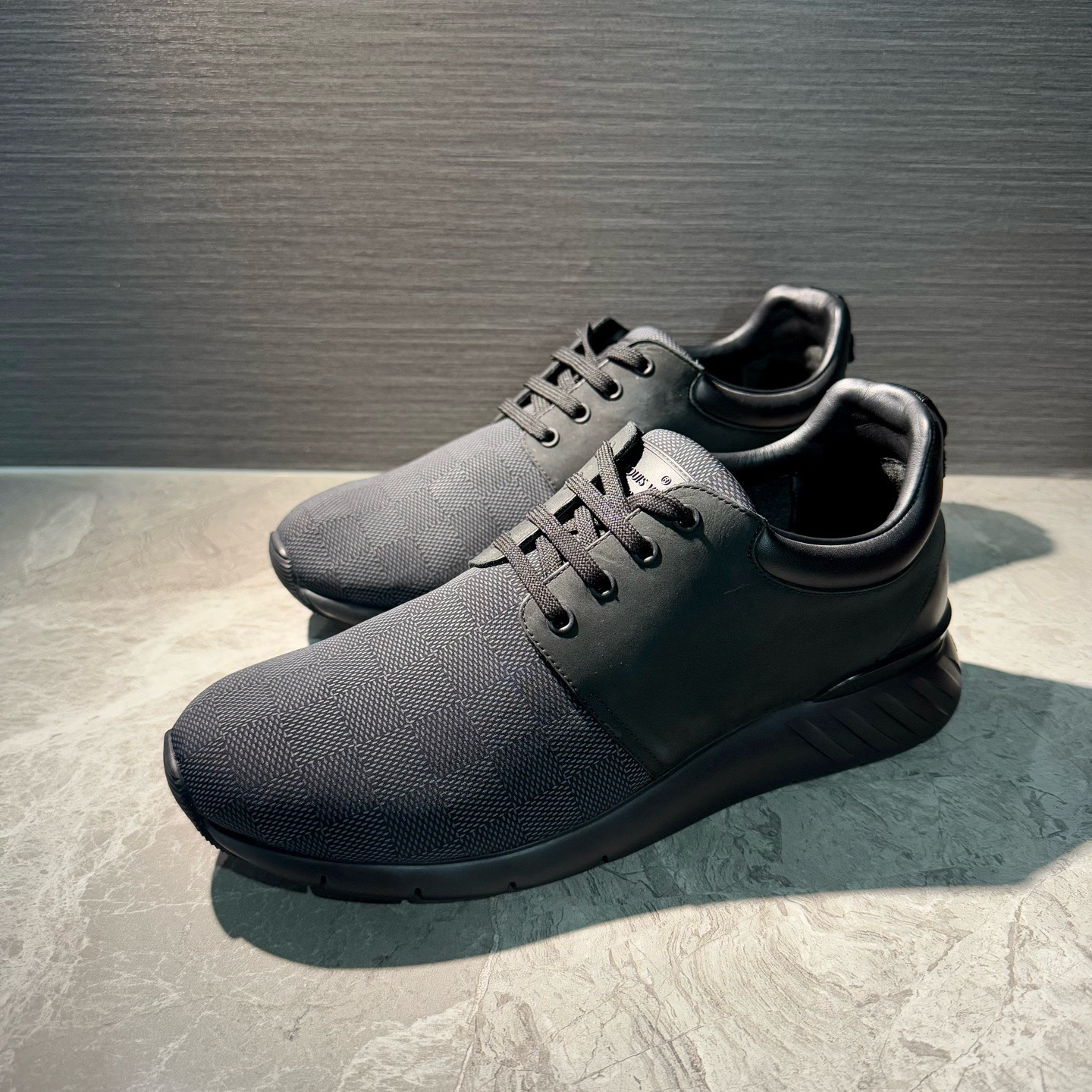 99新 LouisVuitton/路易威登 黑色棋盘格满印布面运动鞋 客户寄售