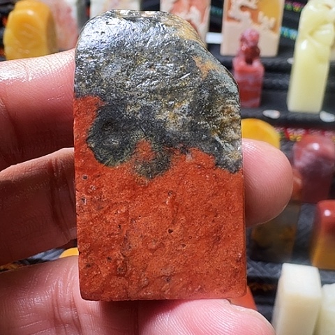 寿山石烏鸦皮牛蛋（三彩）