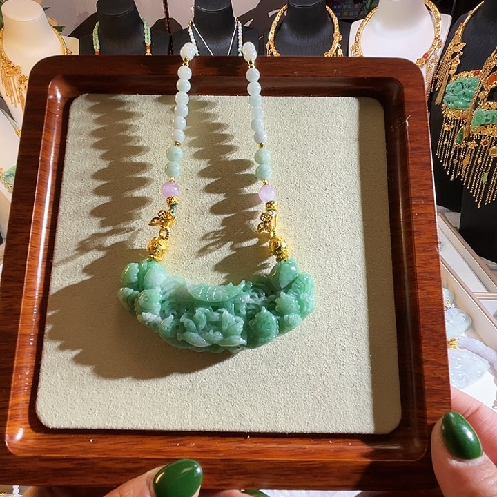 翡翠颈饰未镶嵌翡翠鱼跃龙门弯弯满绿的