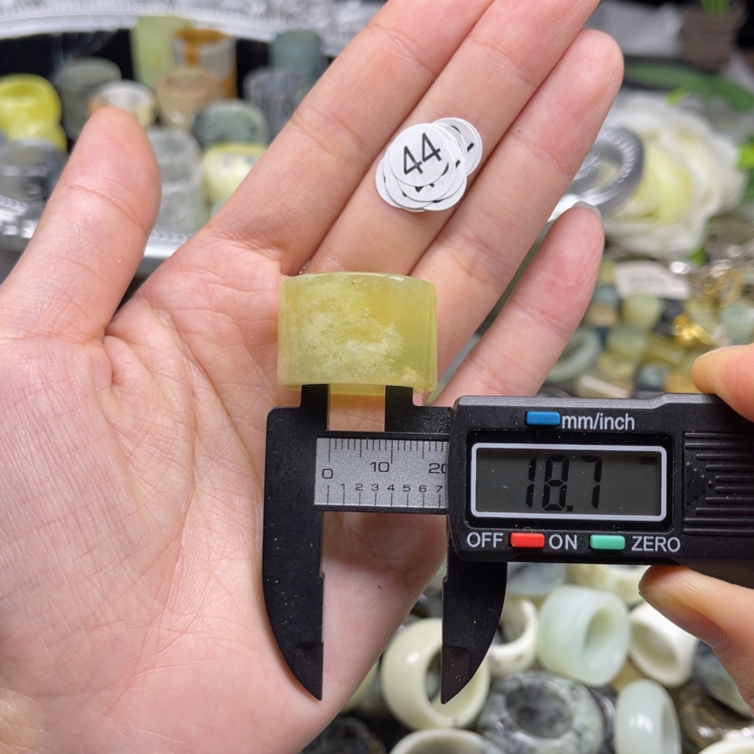 蛇纹石玉未镶嵌戒指