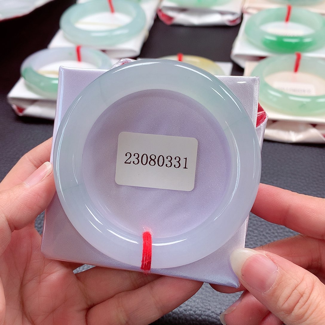 翡翠手镯（圆镯）未镶嵌天然A货翡翠手镯    