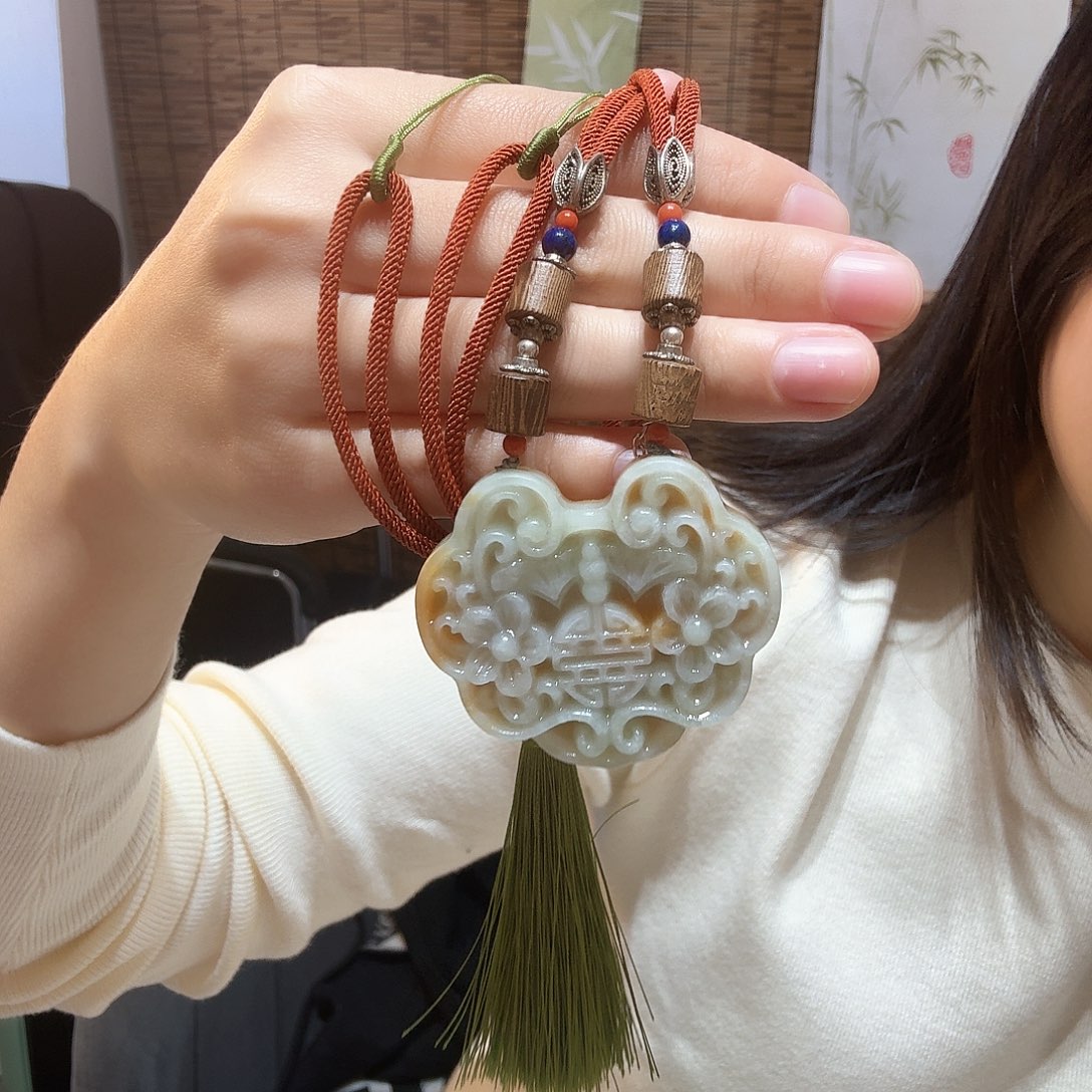 蛇纹石玉未镶嵌颈饰