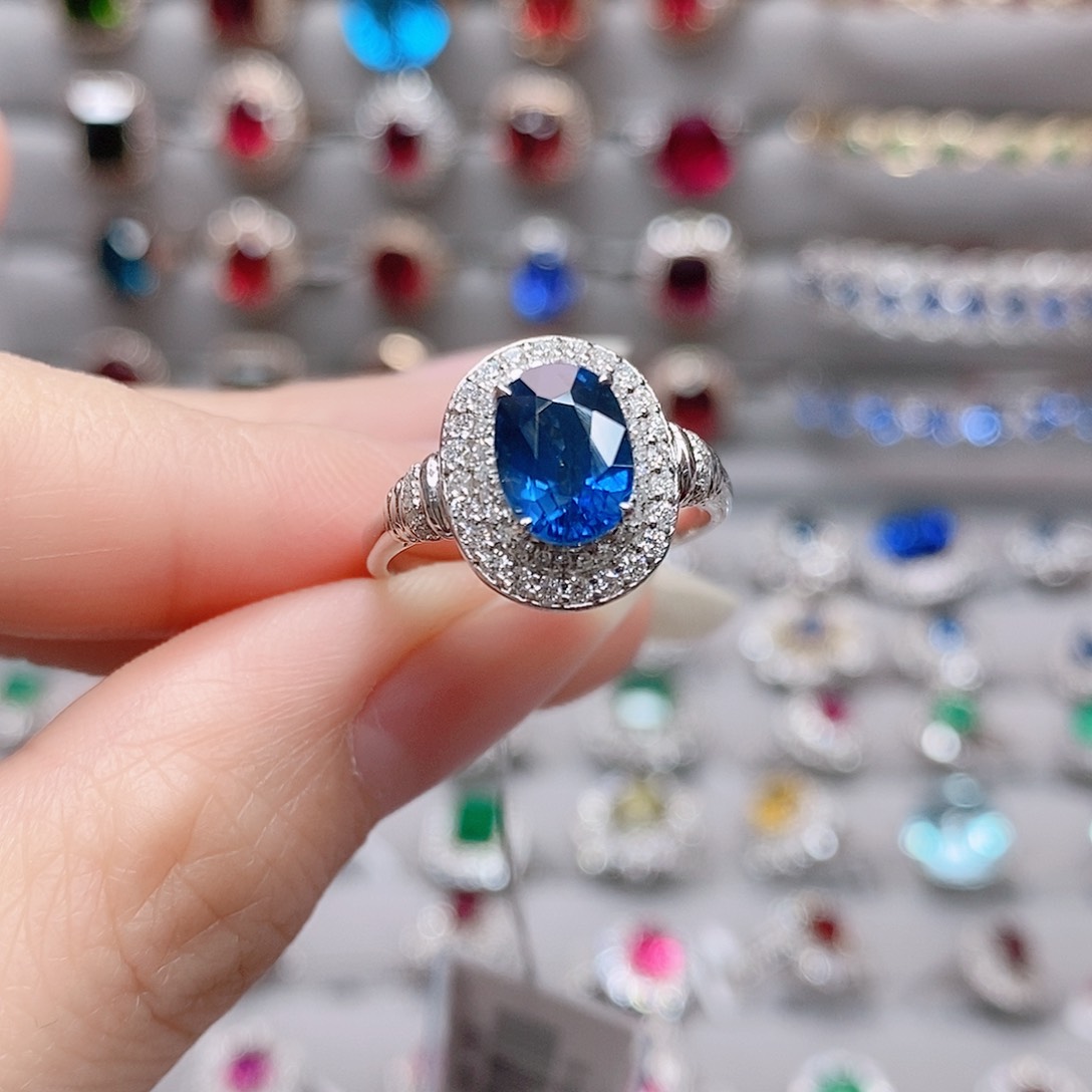 蓝宝石戒指18K金镶嵌