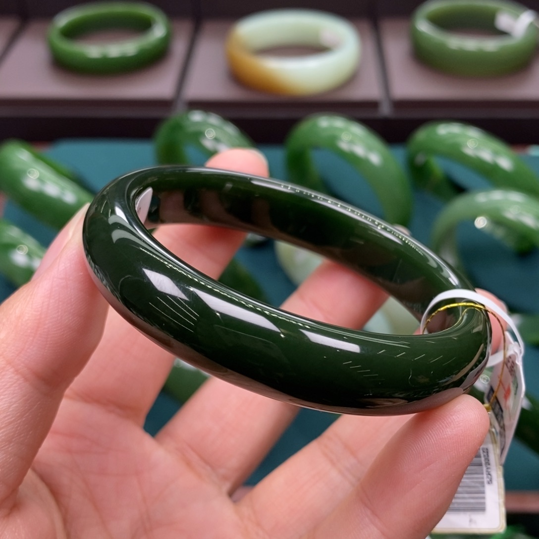 和田玉（碧玉）未镶嵌手镯