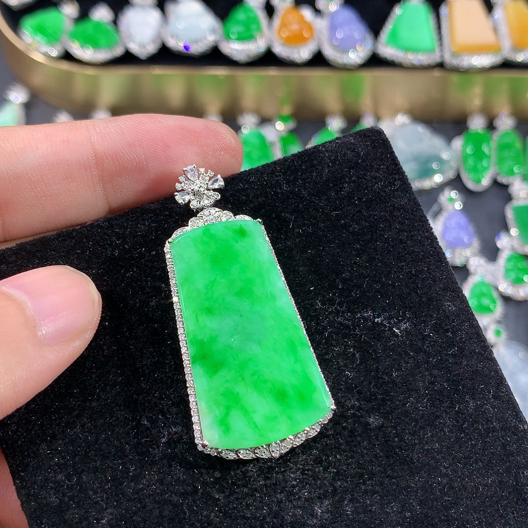 翡翠18K金镶嵌颈饰