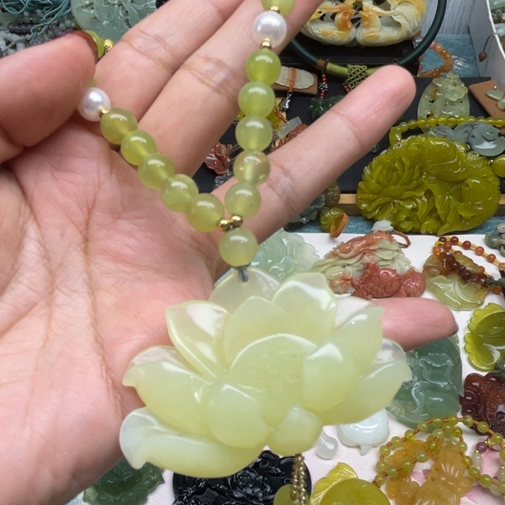 蛇纹石玉未镶嵌颈饰