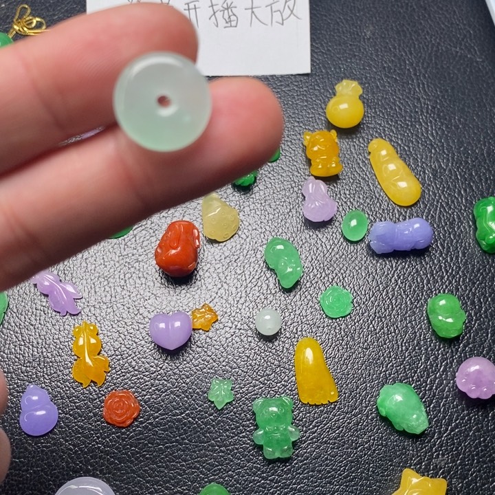 @***方翡翠未镶嵌颈饰挂件