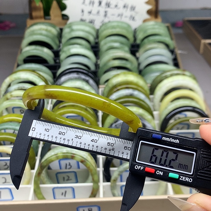 未镶嵌蛇纹石玉手镯1