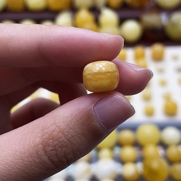 琥珀未镶嵌裸石10.7*9mm瑕