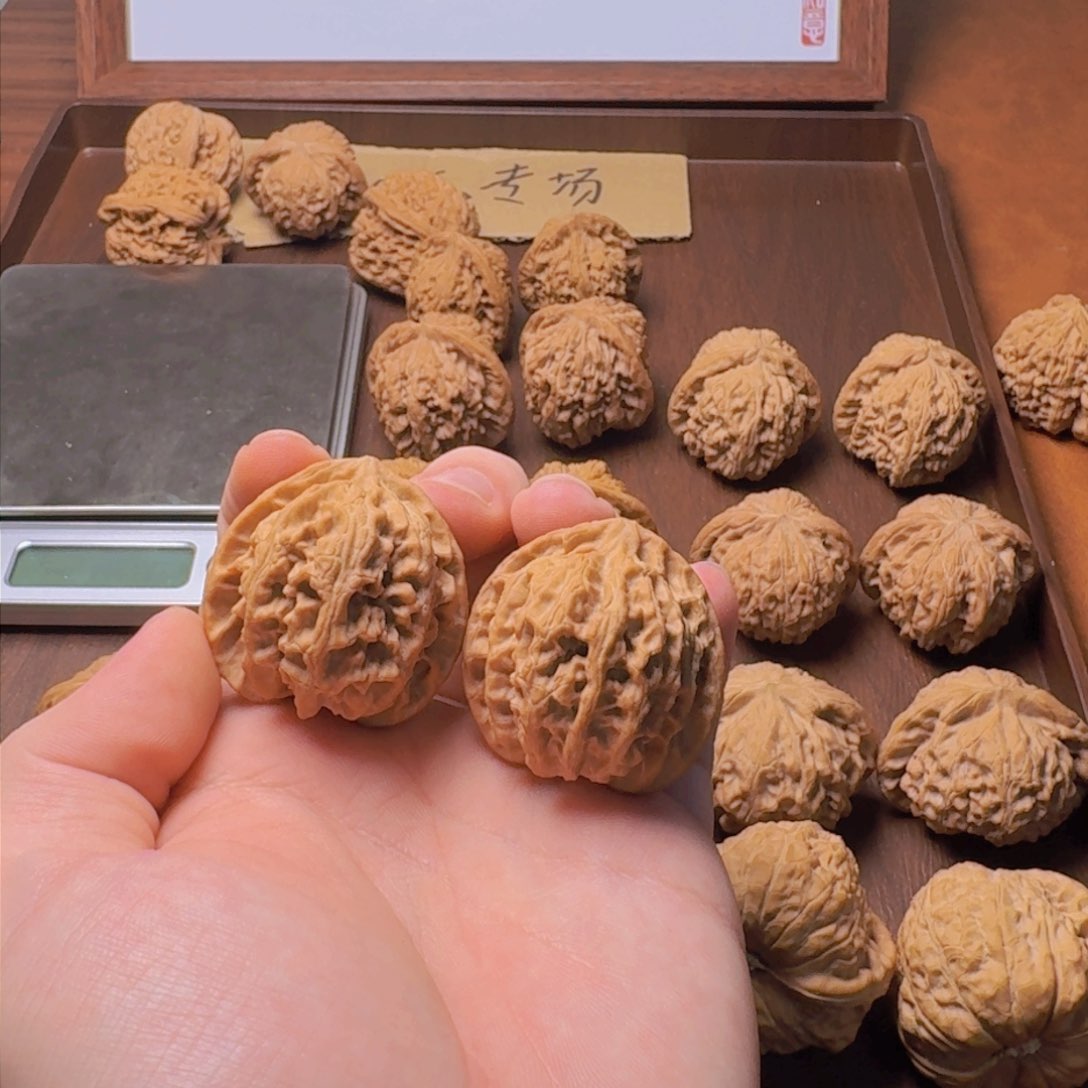 文玩核桃吊坠给***呐苹果园