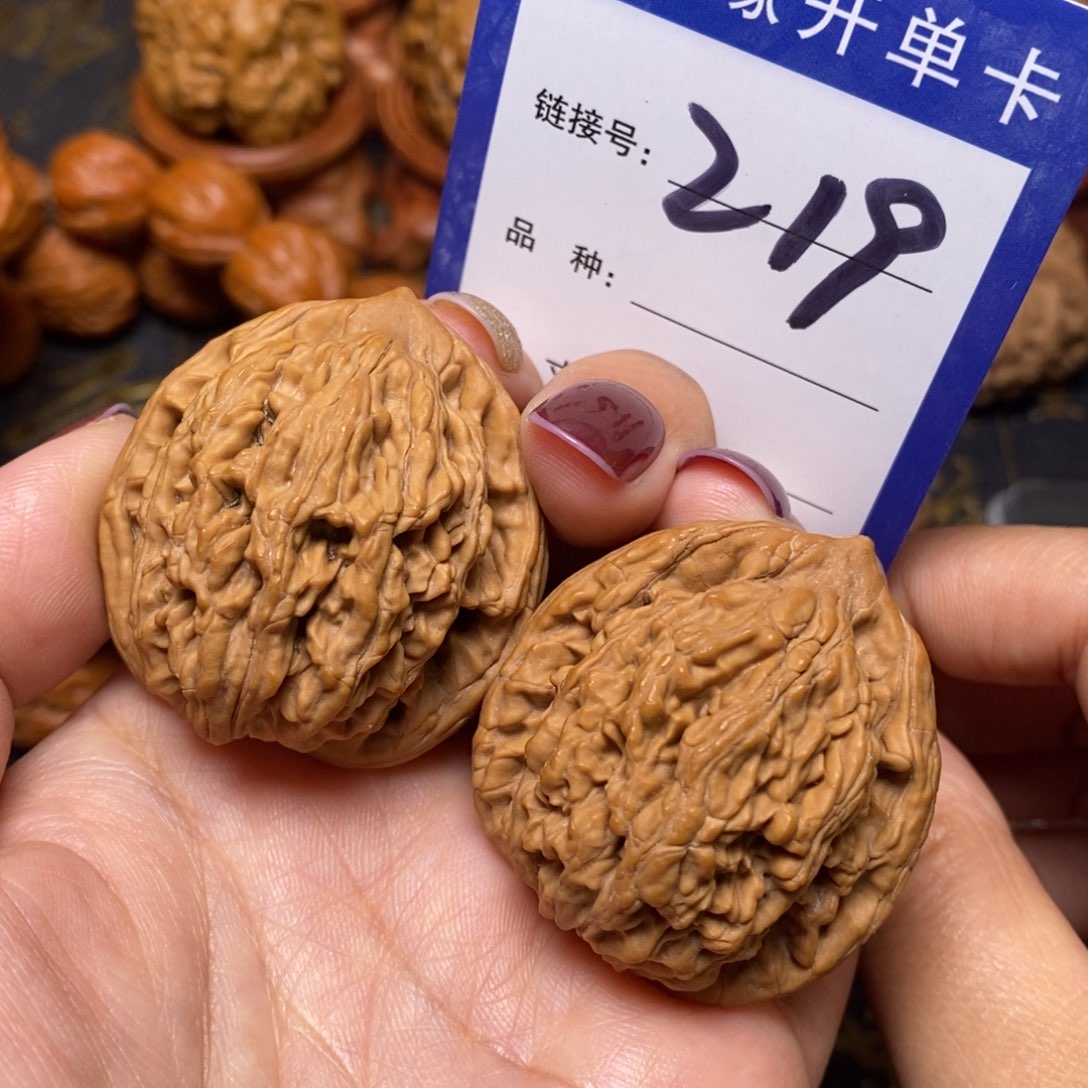 文玩核桃把件虎头全品38。  219