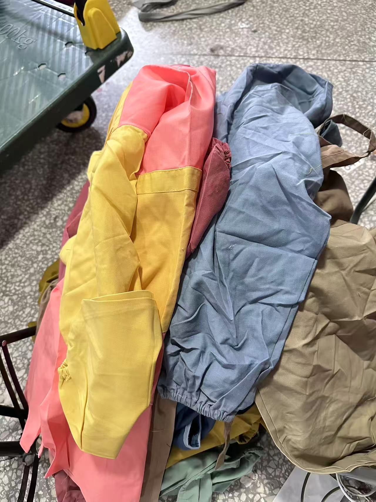 《兵哥外贸》3楼杂款涤棉罩衣 发一个不挑色