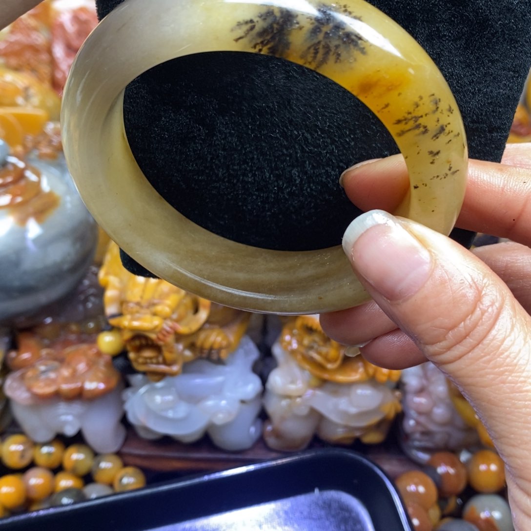 未镶嵌石英质玉（黄龙玉）颈饰