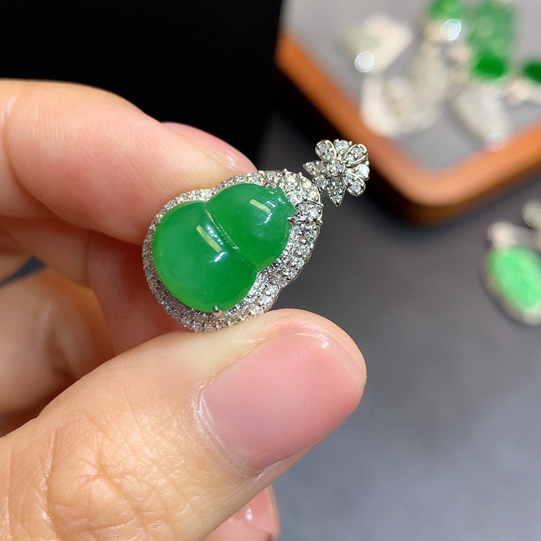 翡翠吊坠(不含链)18K金镶嵌