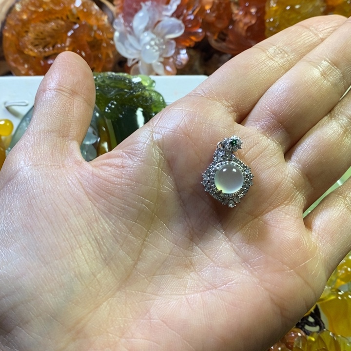 蛇纹石玉未镶嵌颈饰