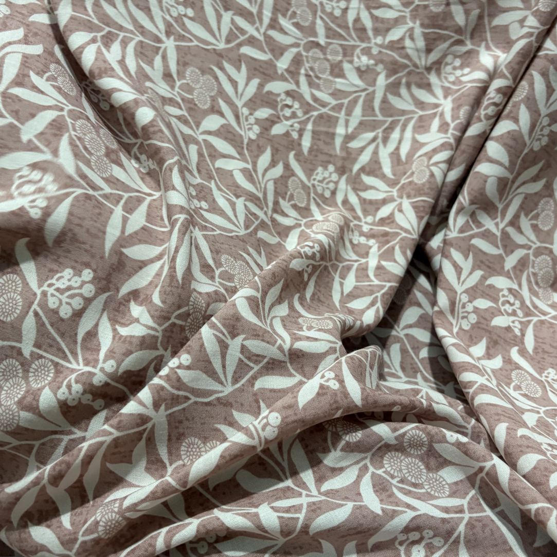 （42号花型）肉粉色底白色竹叶花麻棉面料有微弹