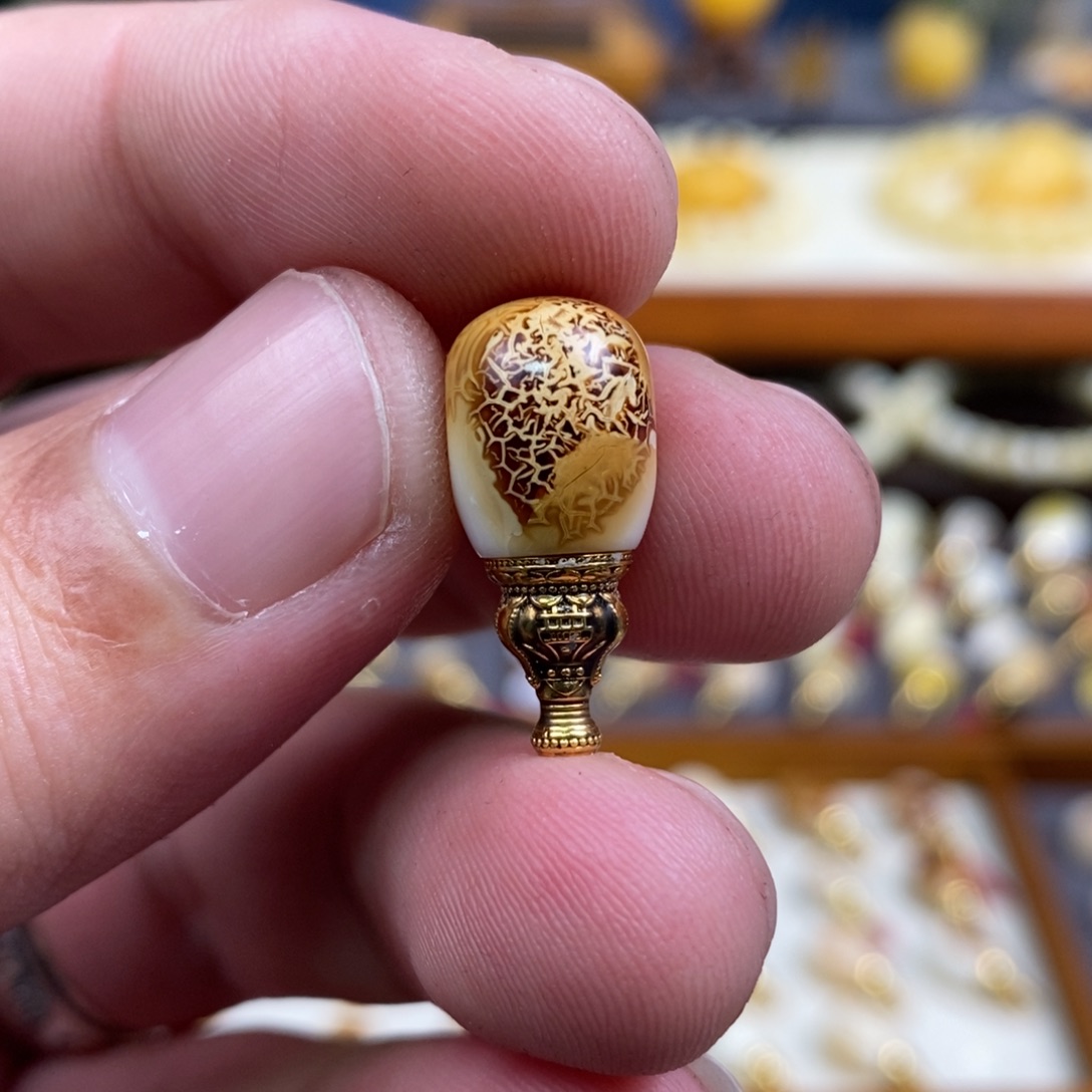 蜜蜡18K金镶嵌裸石配饰沁色网花纹三通尺寸9.5