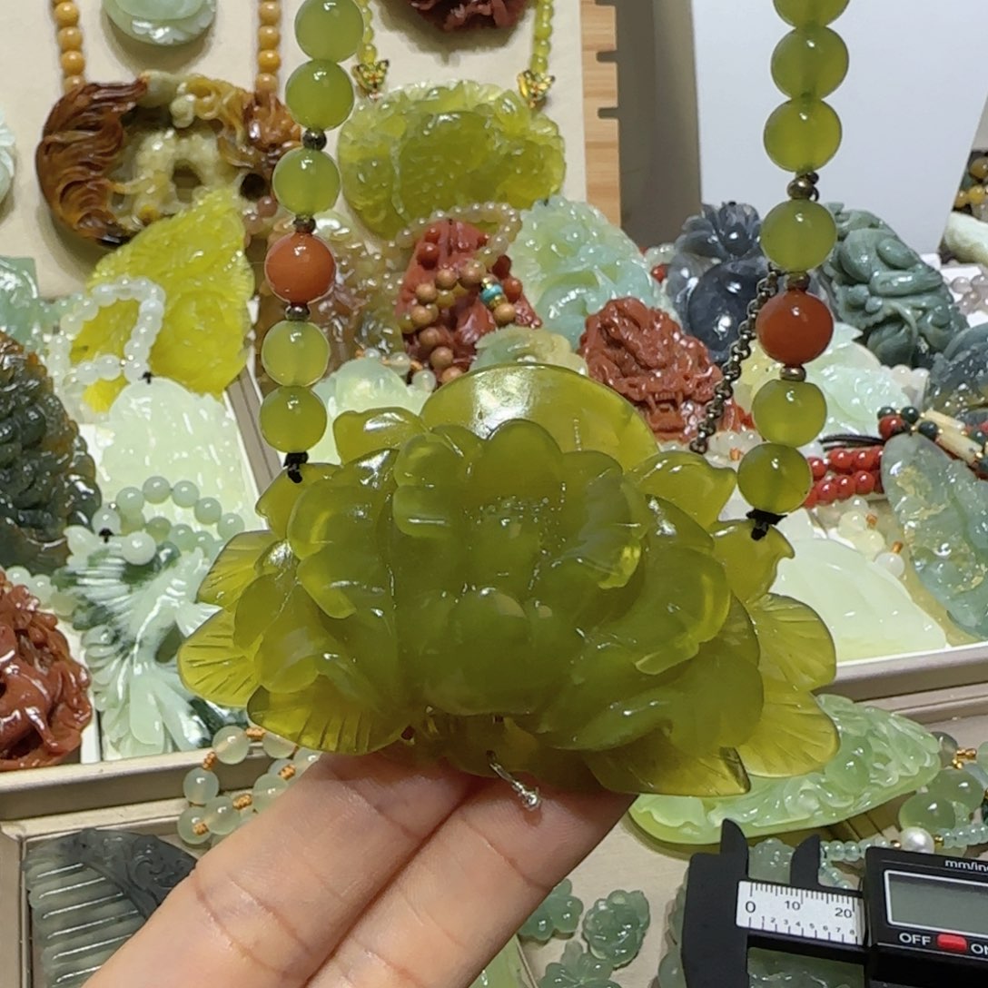 未镶嵌蛇纹石玉吊坠