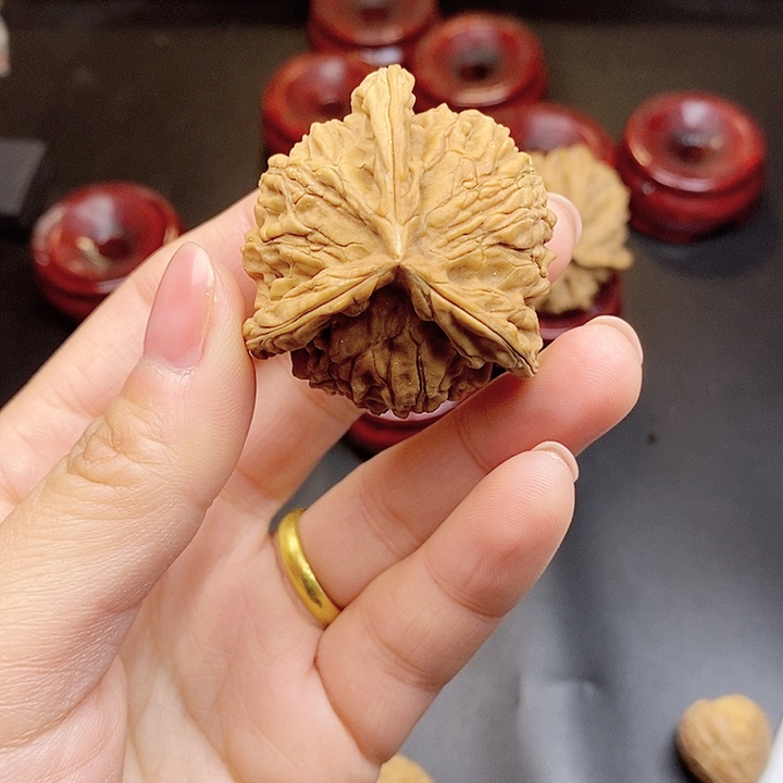 ****鸿文玩核桃吊坠泛油阴皮不退不换