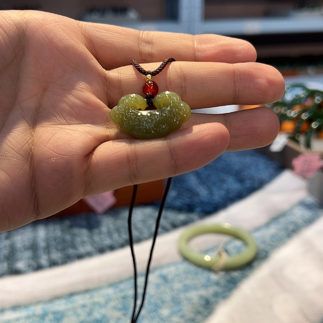 和田玉手镯未镶嵌青黄口平安锁