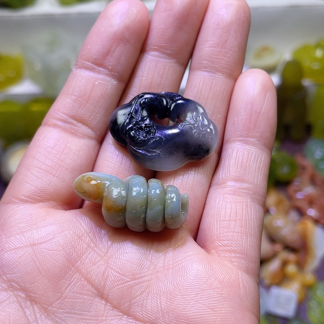 蛇纹石玉颈饰未镶嵌