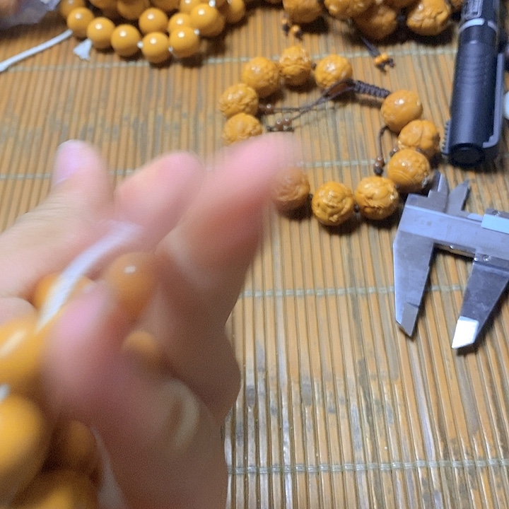 橄榄核吊坠猴头光珠