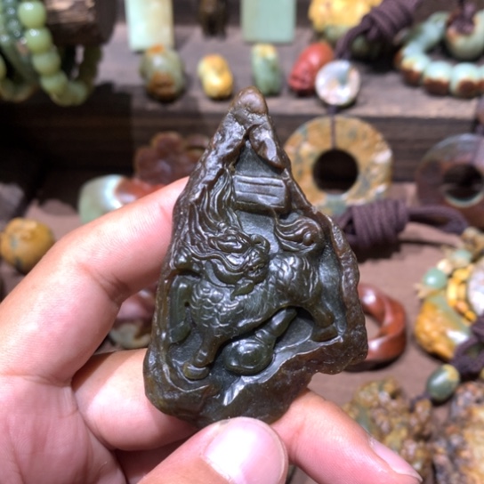 未镶嵌岫岩河磨玉（透闪石质玉）挂件