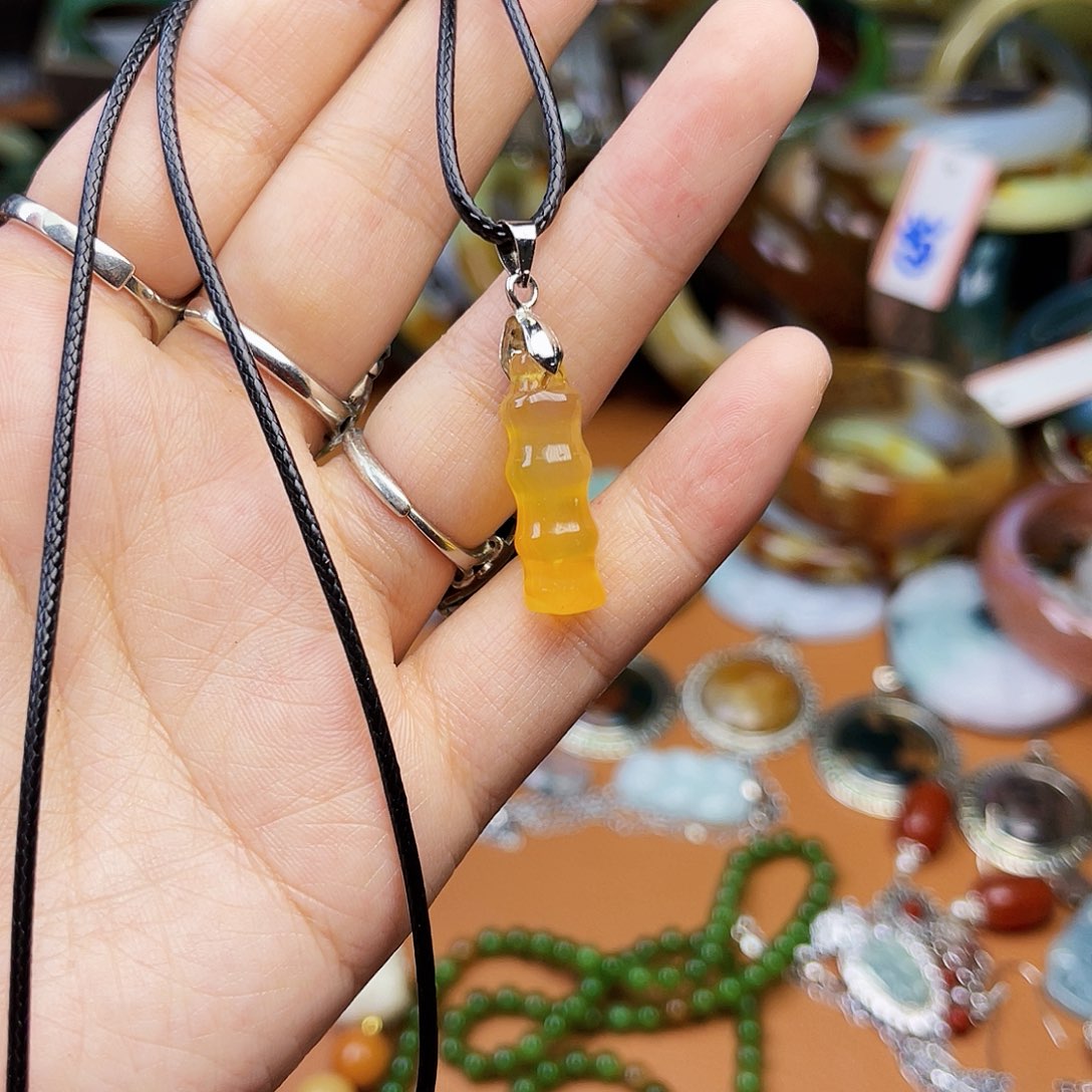 蛇纹石玉颈饰未镶嵌