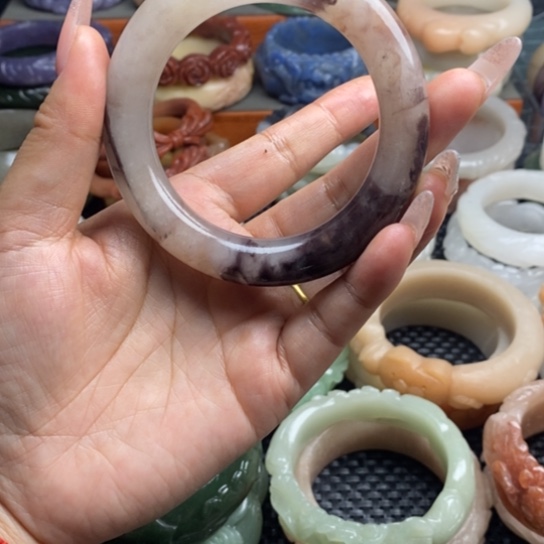 未镶嵌雕花手镯石英质玉