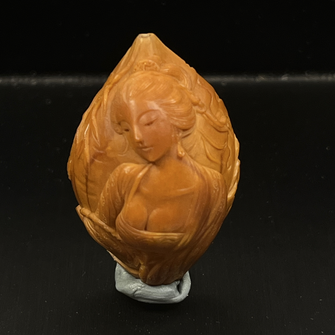 陈莉本工美女橄榄核雕刻