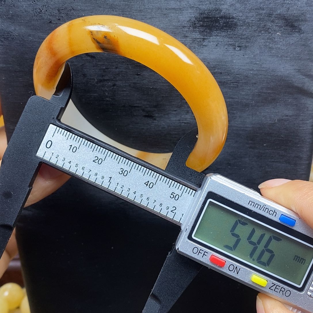 石英质玉（黄龙玉）颈饰未镶嵌
