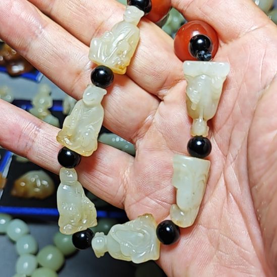 颈饰未镶嵌和田玉笑**湖