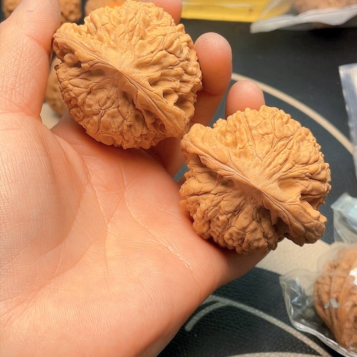 文玩核桃吊坠龙鼎帽一对