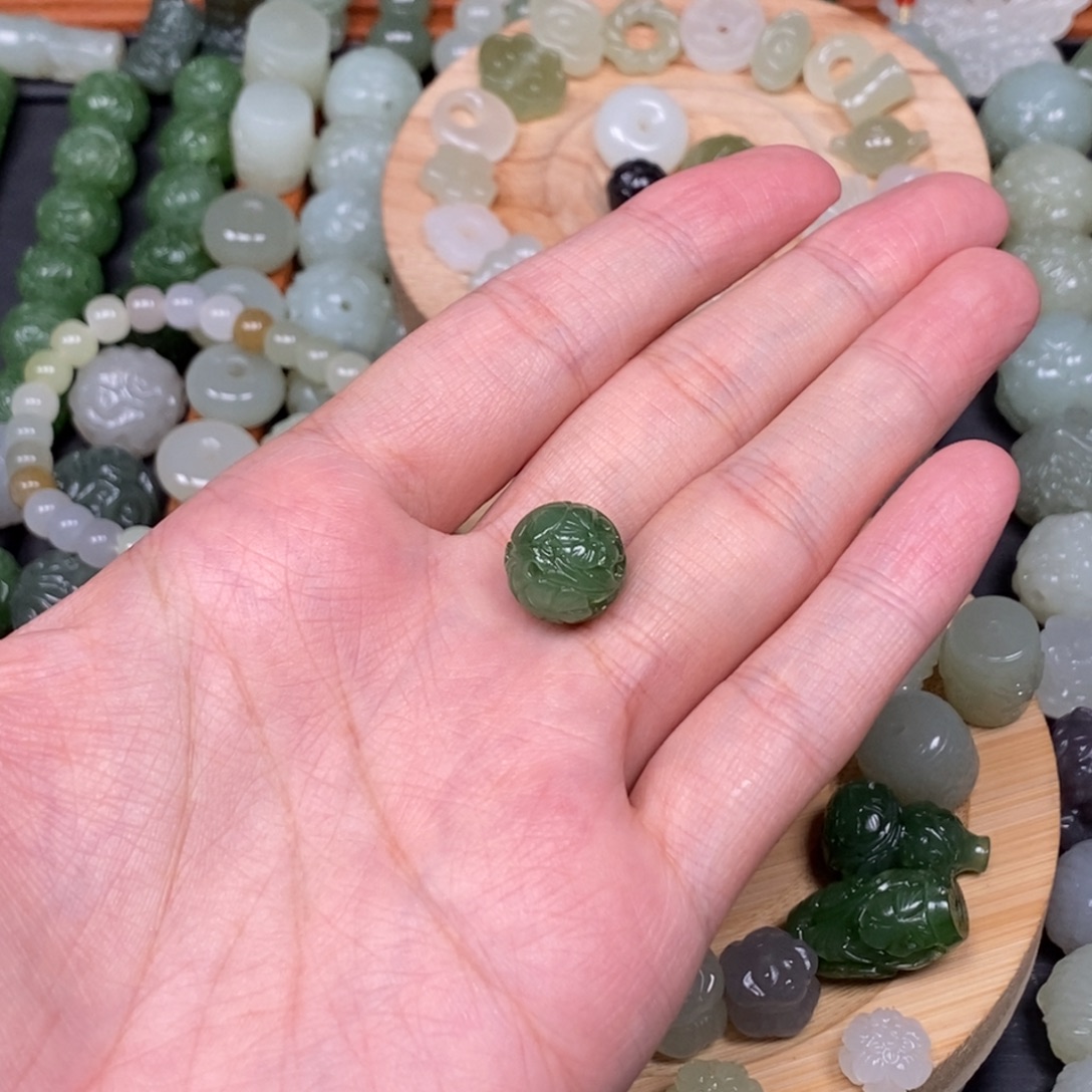 三***木和田玉未镶嵌颈饰