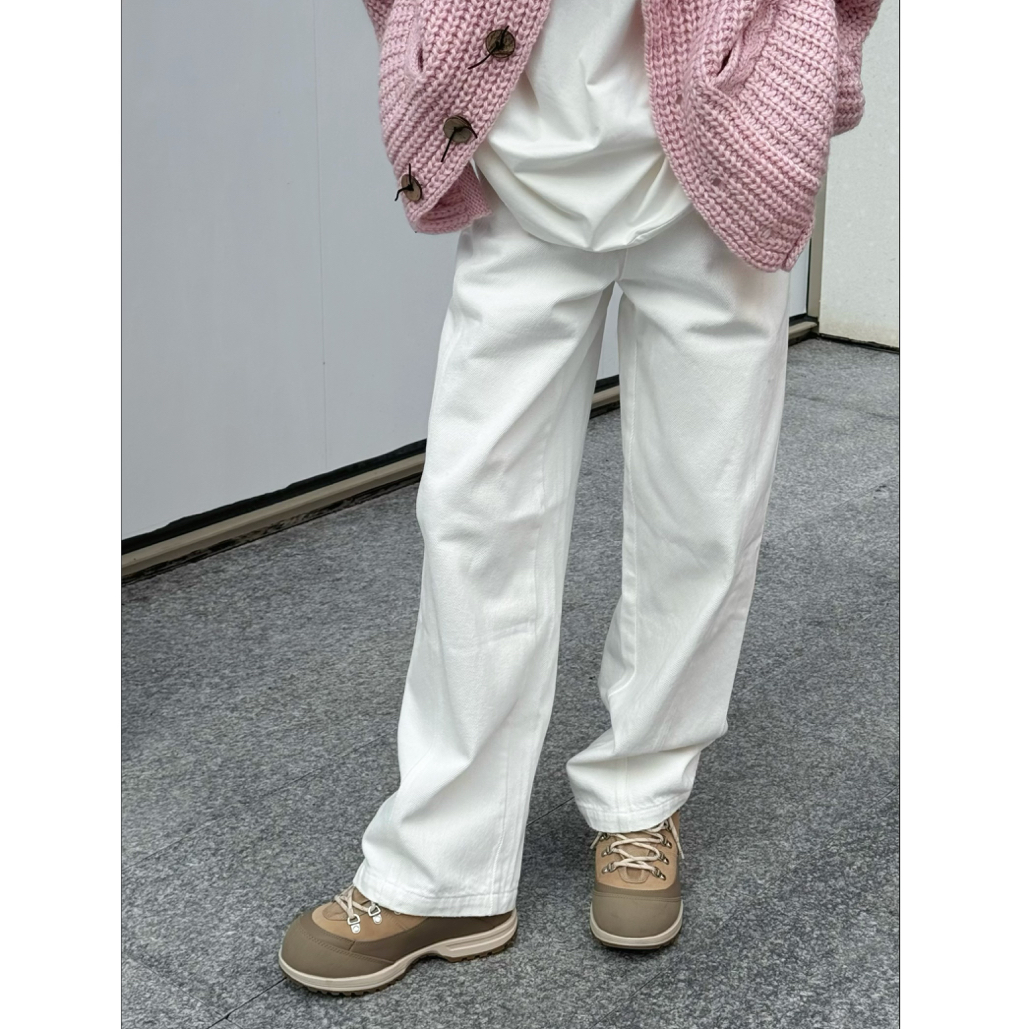 Almonds. 白色牛仔裤直筒牛仔显瘦时尚休闲裤百搭春夏宽松牛仔