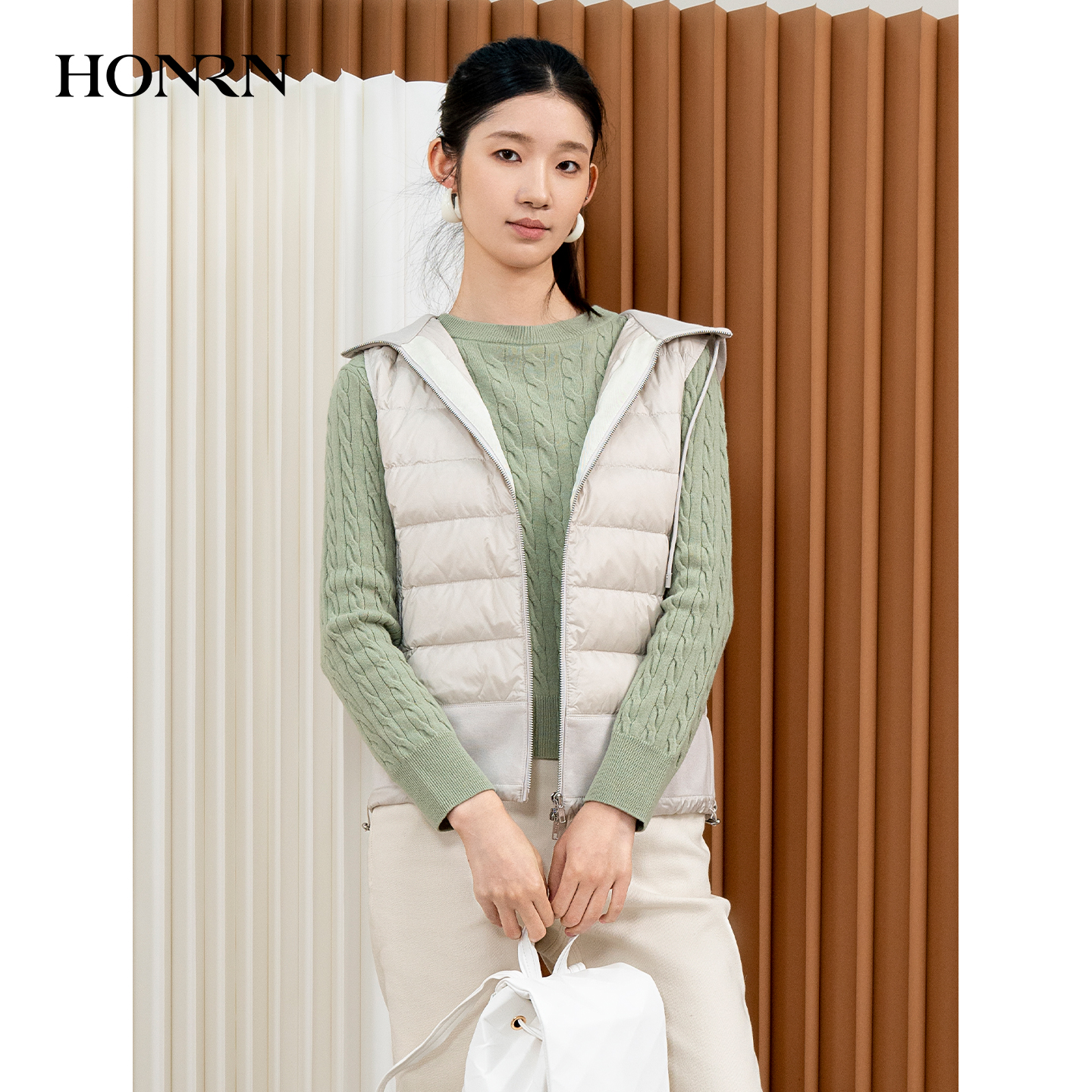 HONRN/红人轻薄连帽白鸭绒拼接棉马甲冬季女短款HI55YR094