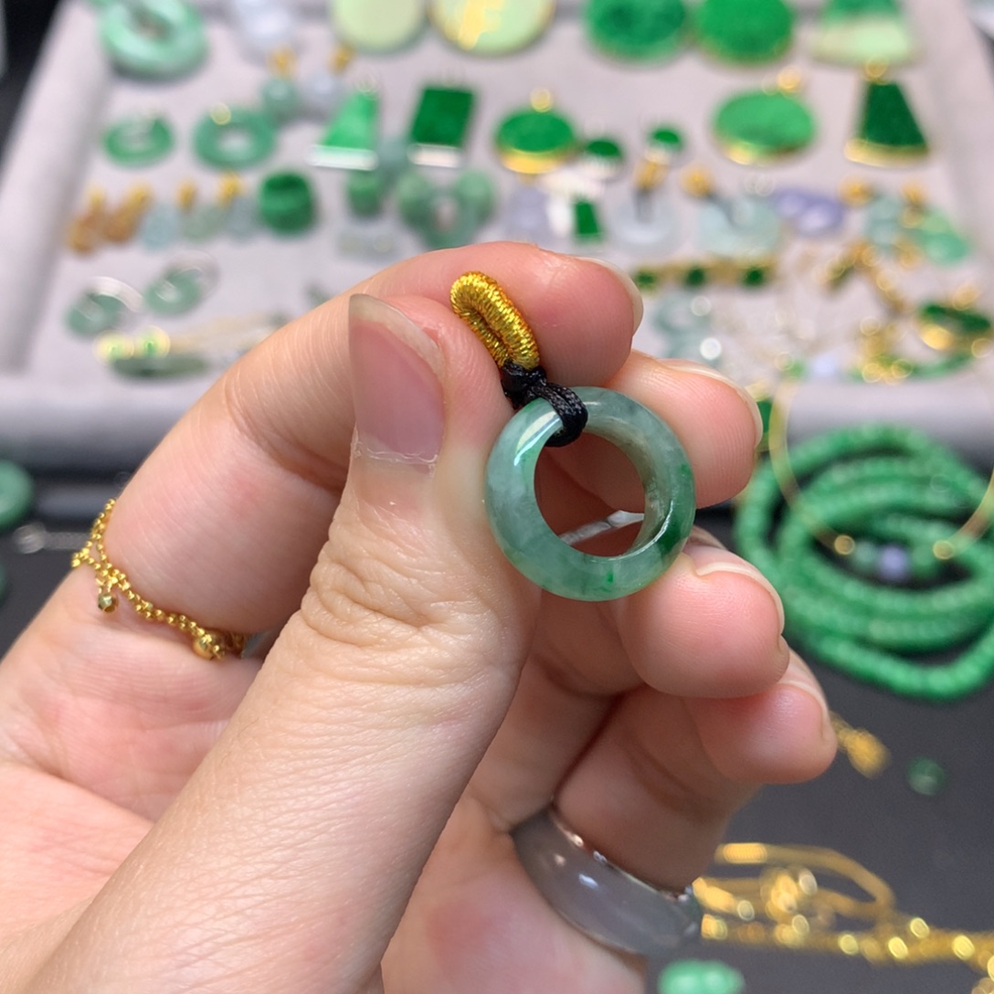 翡翠未镶嵌颈饰有纹裂