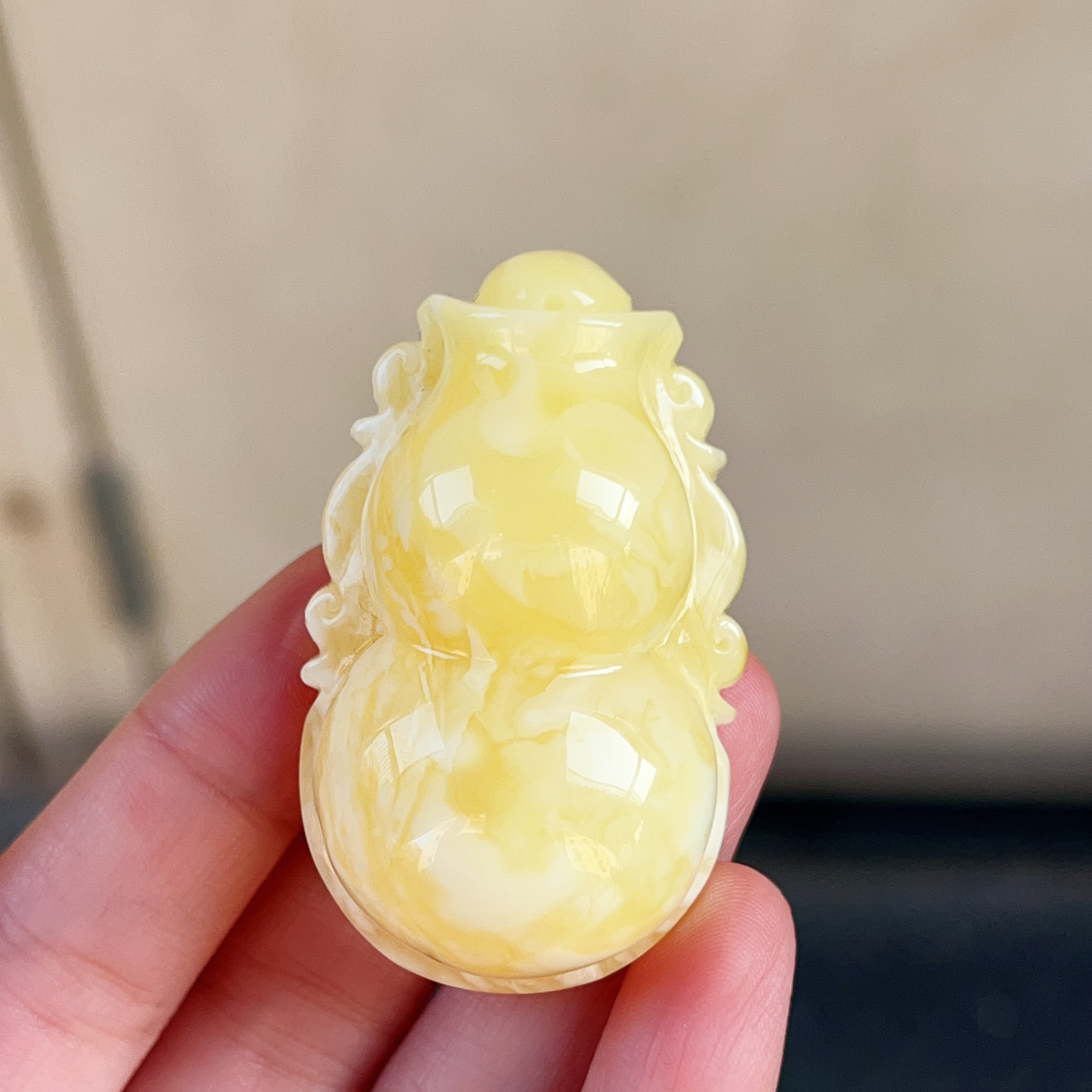 精品白花蜡蜜蜡葫芦吊坠，满蜡浓白虎皮纹，21.9克，尺寸54～32.7～22