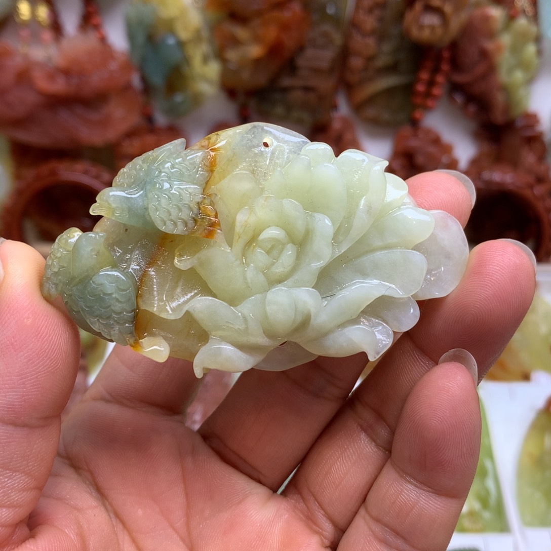 蛇纹石玉颈饰未镶嵌