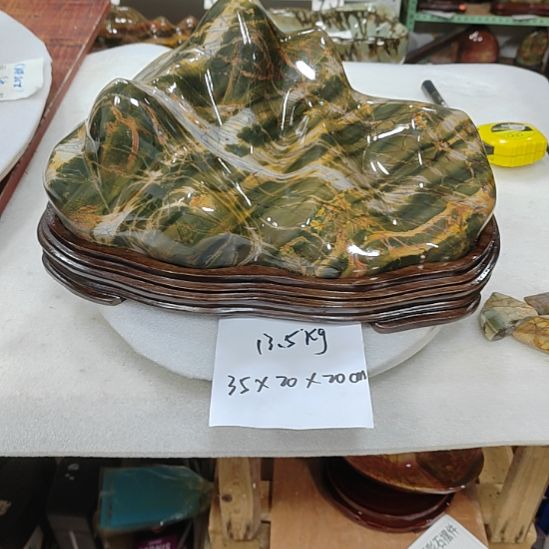 随***跑石材乳源彩色石头摆件