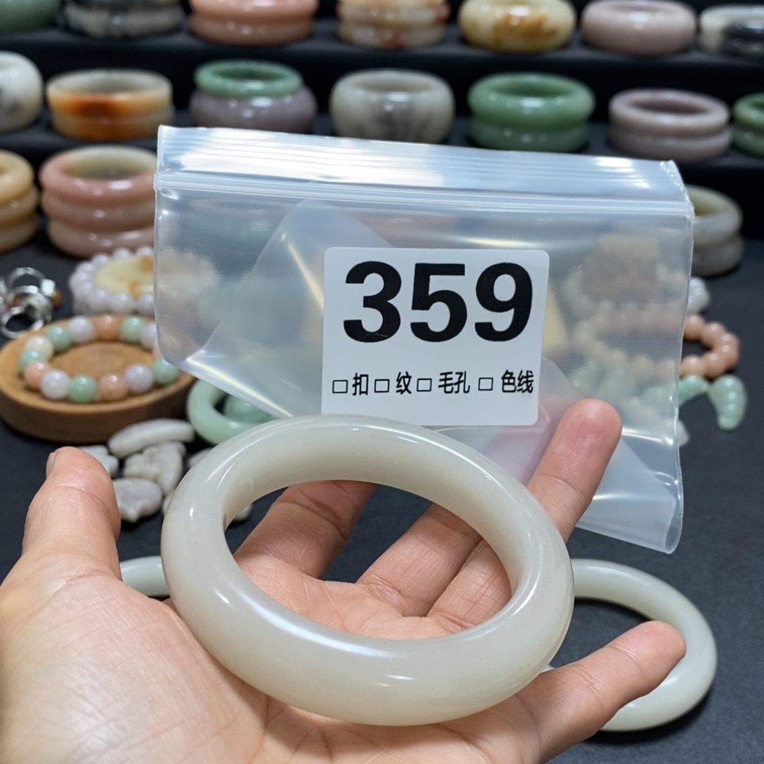 石英质玉手镯未镶嵌开***?