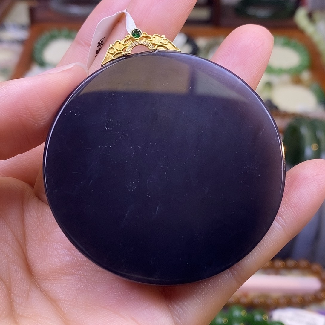 颈饰未镶嵌和田玉毕业级老坑料高冰浓烟紫18.k圆牌