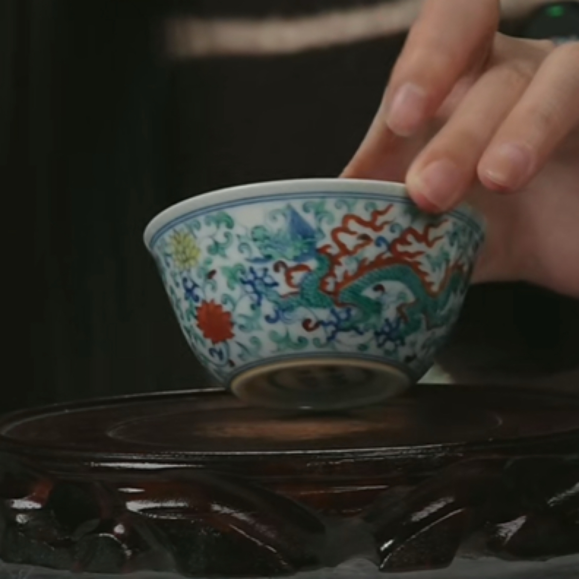 Y斗彩龙穿花纹卧足杯