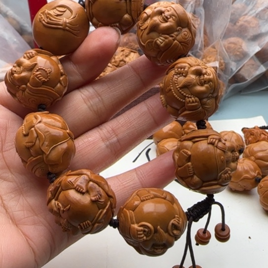 橄榄核手串妞*雕刻工艺