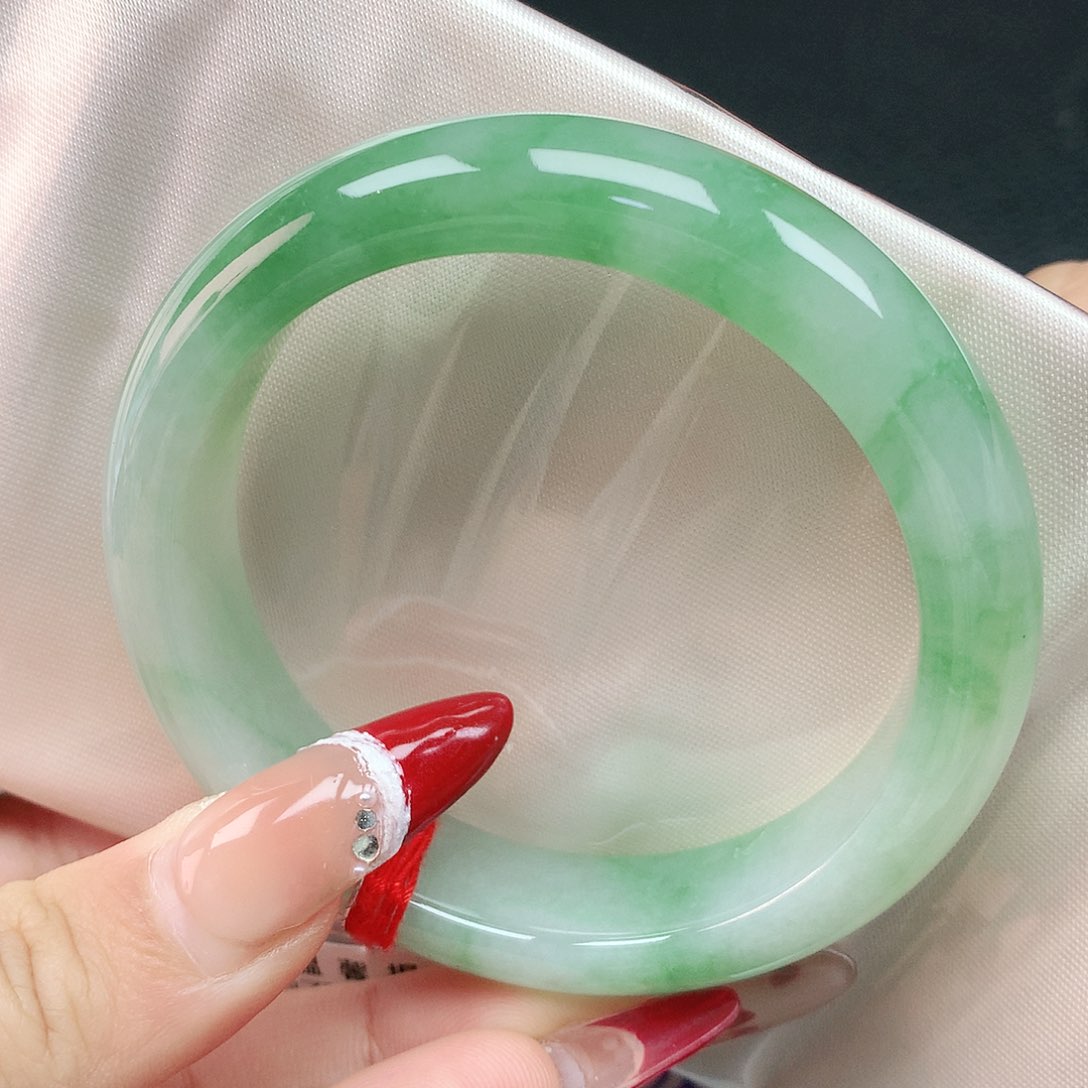 翡翠手镯未镶嵌54圈