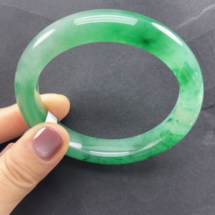 夏***风石英质玉未镶嵌手镯