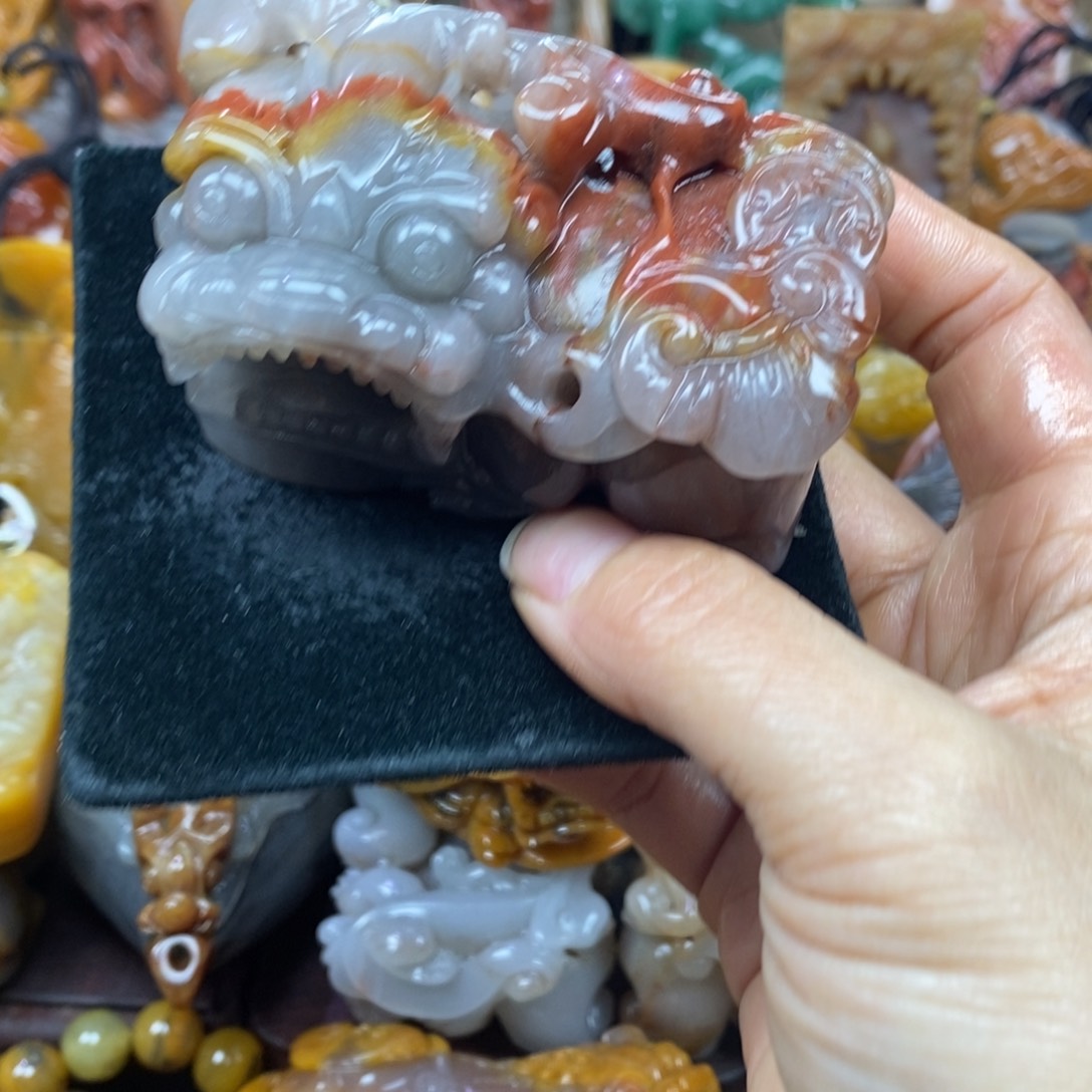 未镶嵌石英质玉（黄龙玉）颈饰