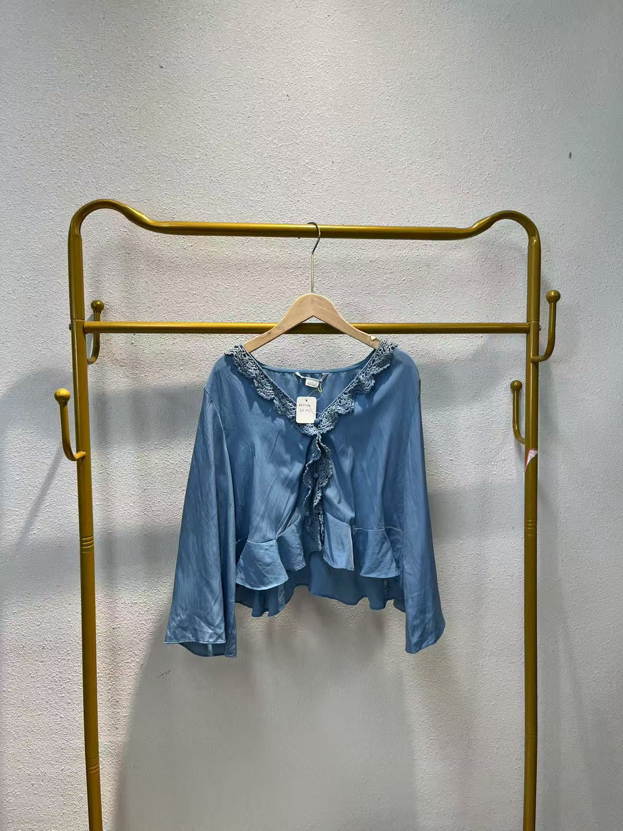 U家剪标   8仓B3-10-1542款   蓝色荷叶边V领长袖衫