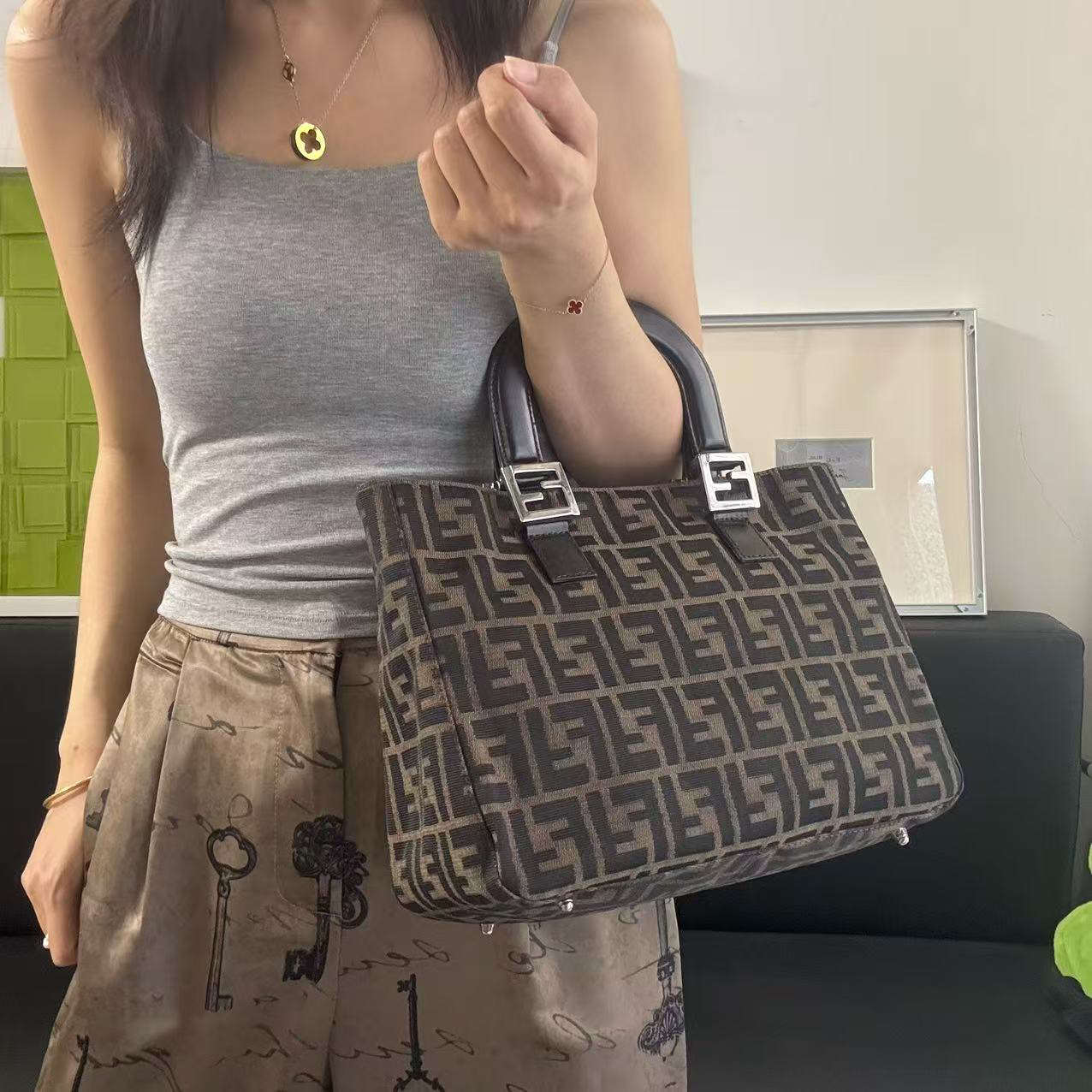 95新 FENDI/芬迪 0老花银扣手提包