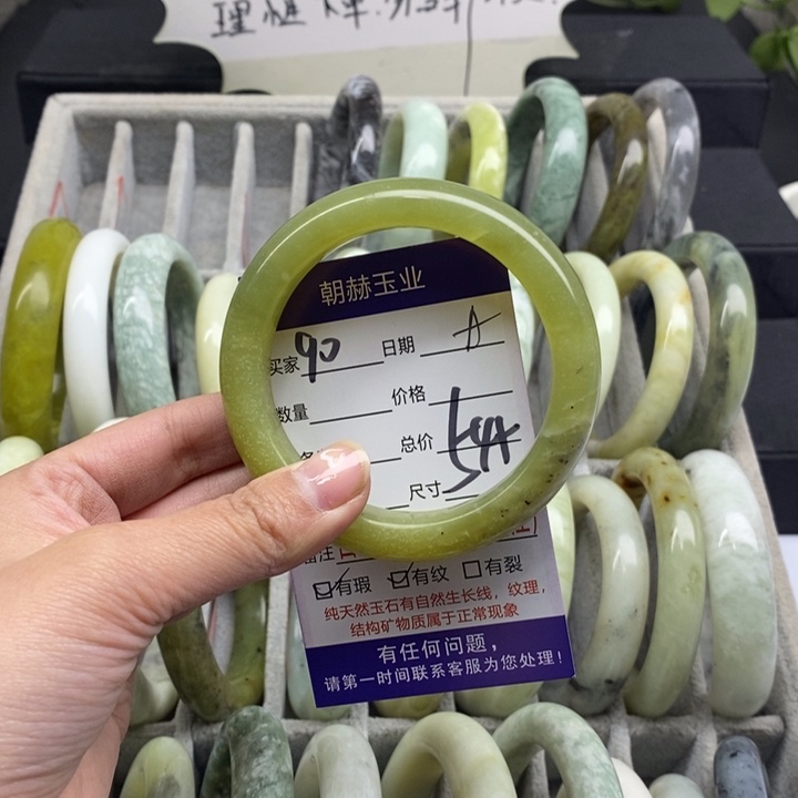 蛇纹石玉手镯未镶嵌